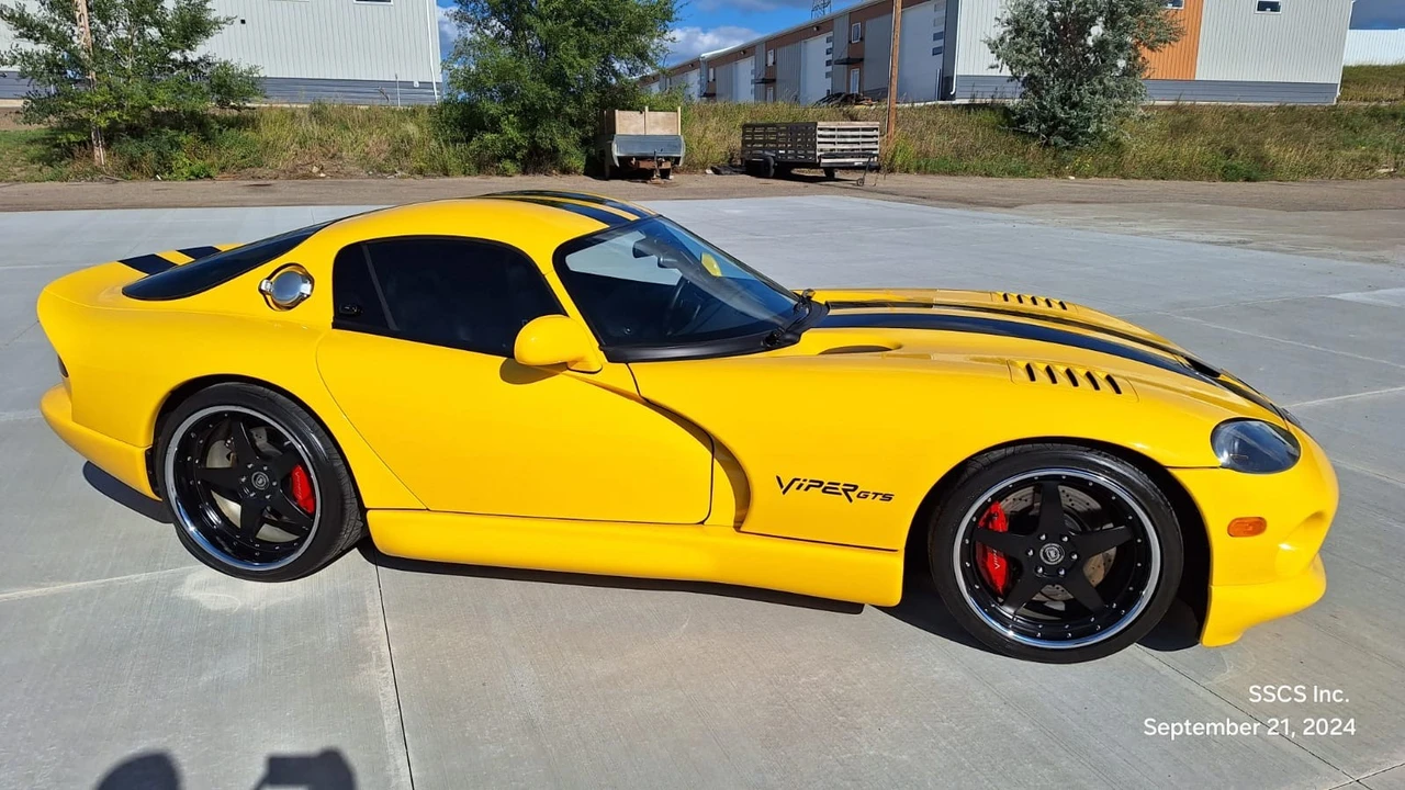 2002 Dodge Viper GTS 2nd Gen - Image 11 of 17