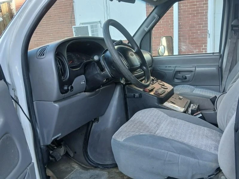 2002 Ford Econoline Van - Image 10 of 21
