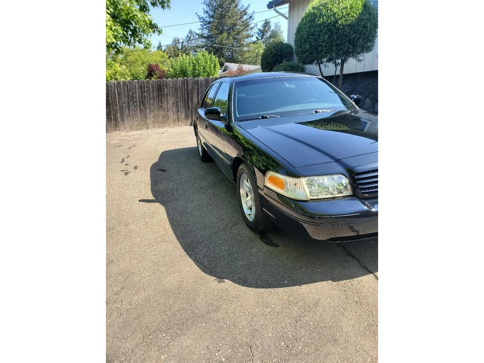 2002 Ford Crown Victoria - Image 2 of 14
