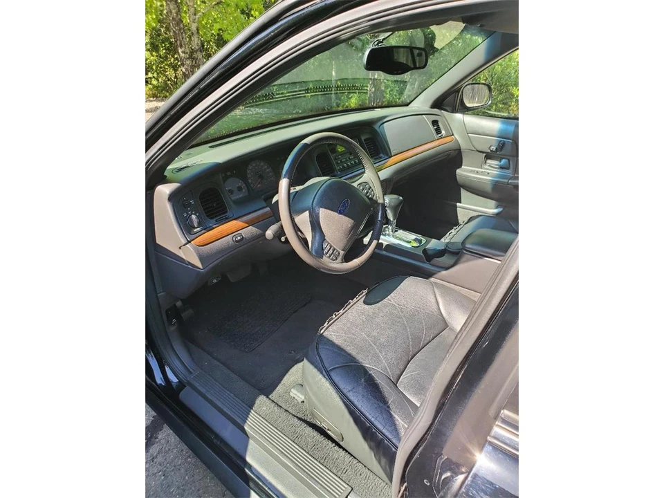 2002 Ford Crown Victoria - Image 4 of 14