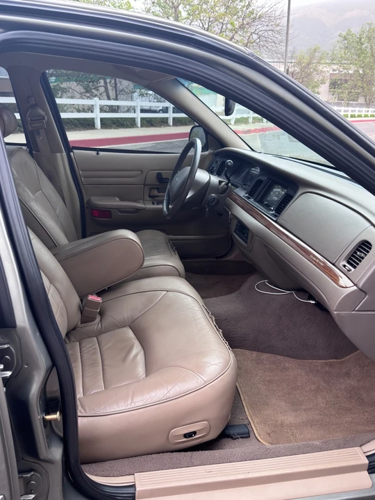 2002 Ford Crown Victoria - Image 10 of 21