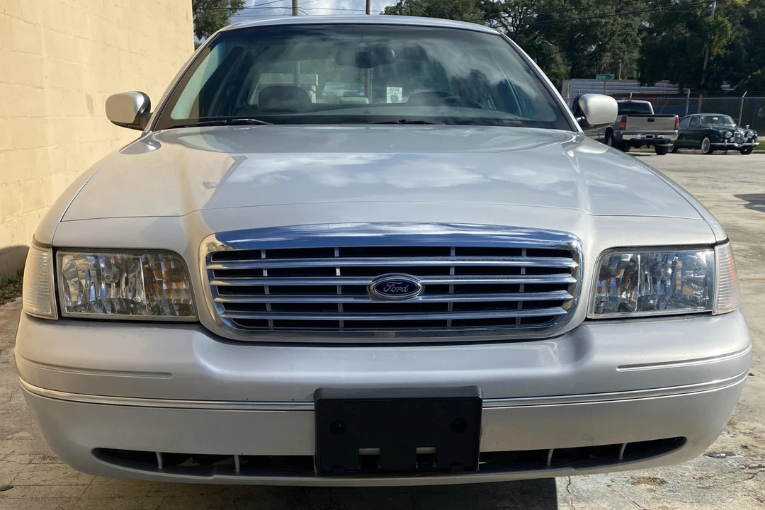 2002 Ford Crown Victoria - Image 2 of 5