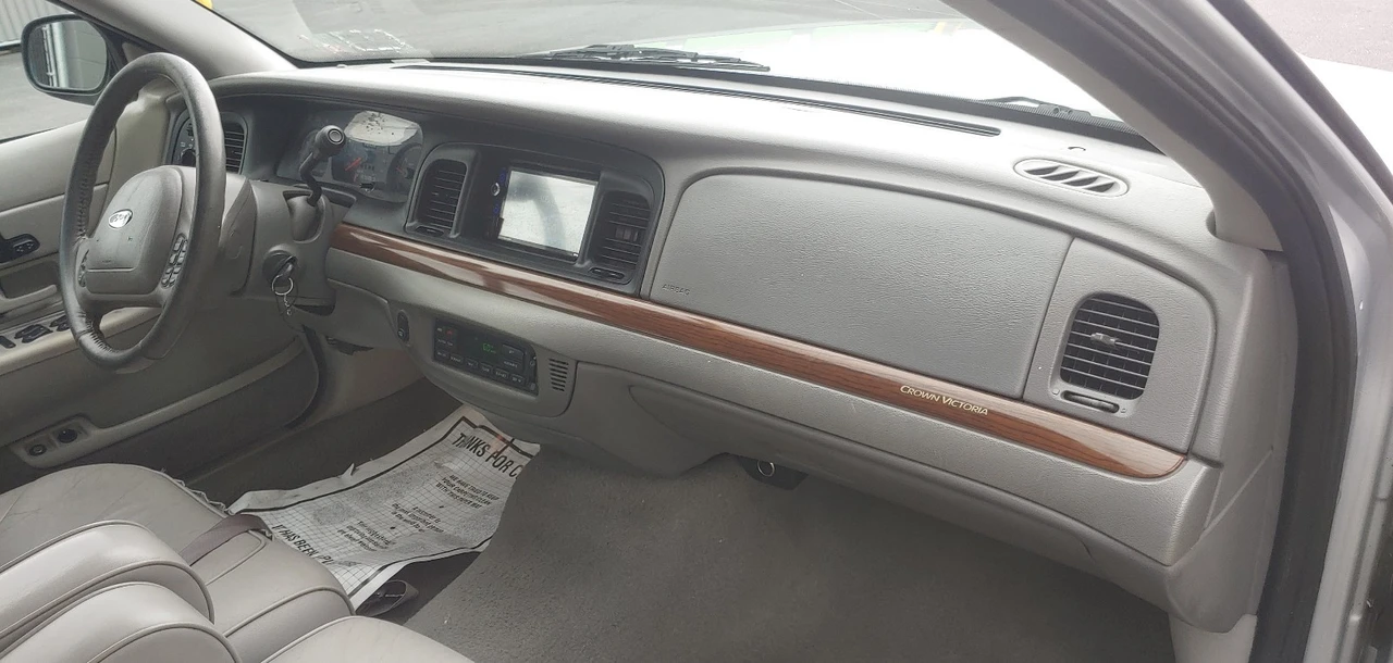 2002 Ford Crown Victoria - Image 13 of 20