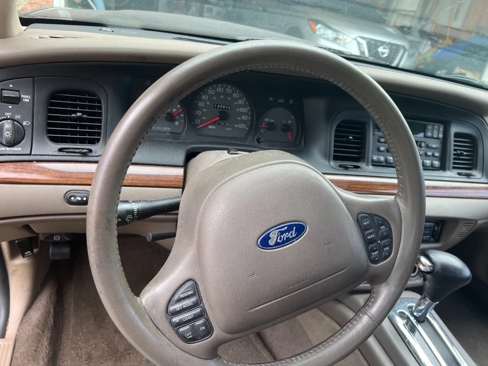 2002 Ford Crown Victoria - Image 5 of 9