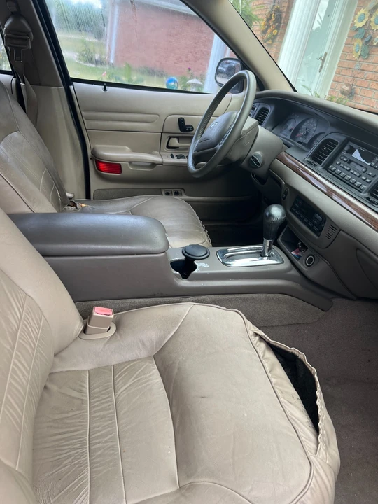 2002 Ford Crown Victoria - Image 3 of 9