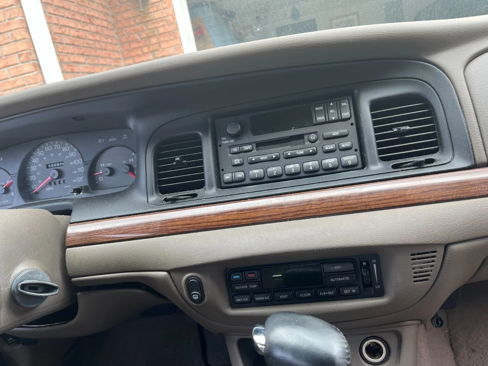 2002 Ford Crown Victoria - Image 6 of 9