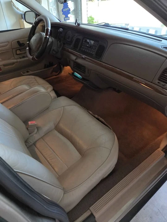 2002 Ford Crown Victoria - Image 7 of 9
