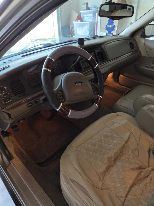2002 Ford Crown Victoria - Image 6 of 9