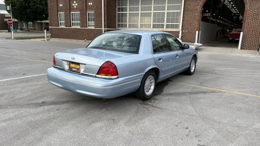 2002 Ford Crown Victoria - Image 2 of 4