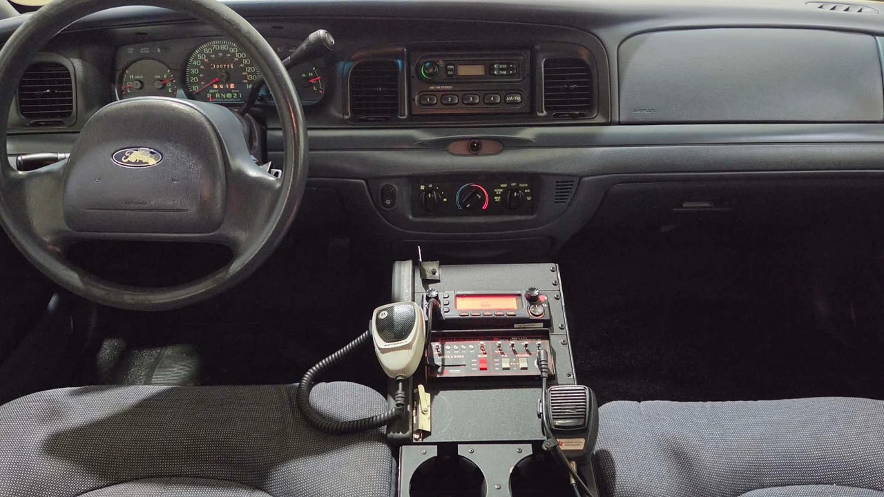 2002 Ford Crown Victoria - Image 17 of 21