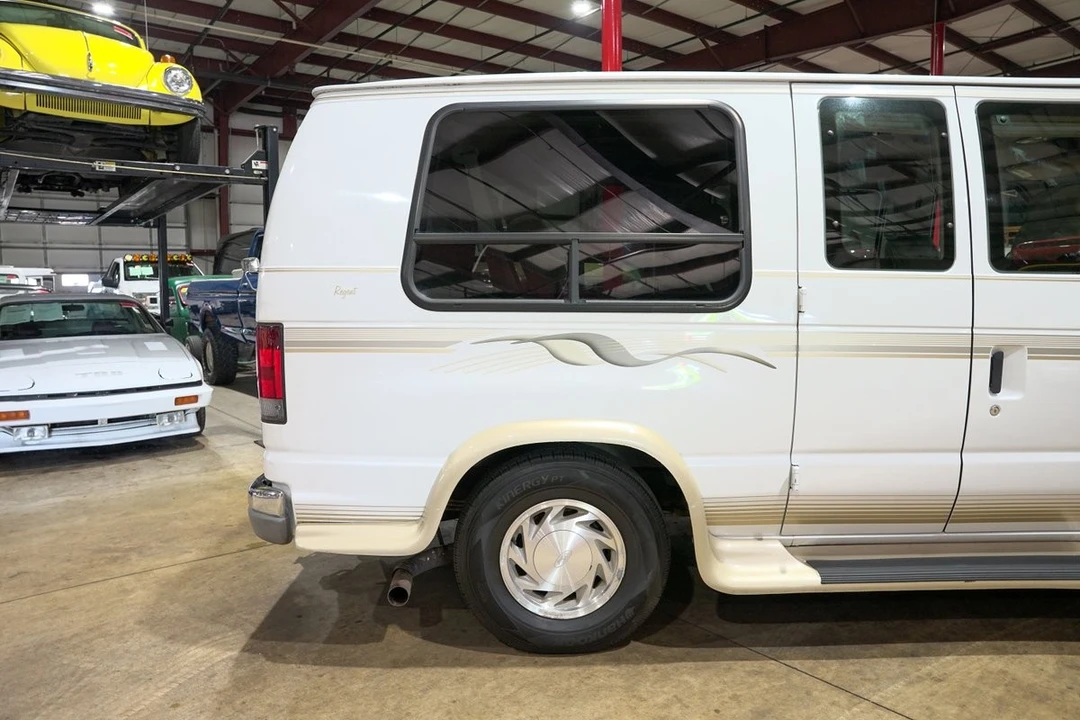 2002 Ford Econoline Van - Image 9 of 31