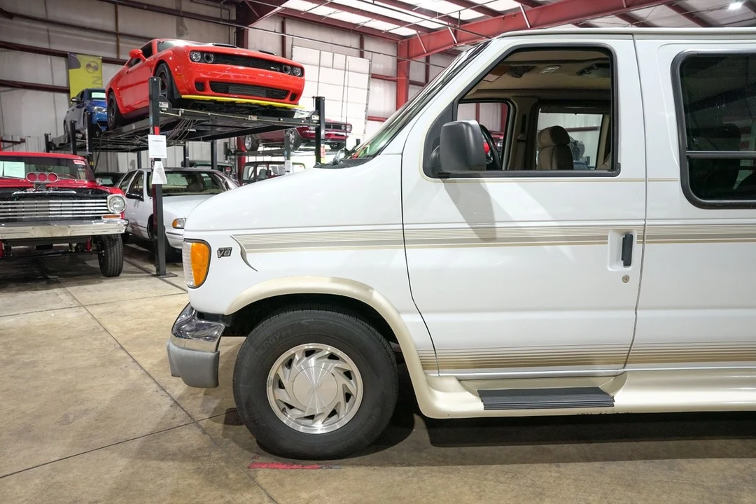 2002 Ford Econoline Van - Image 3 of 31