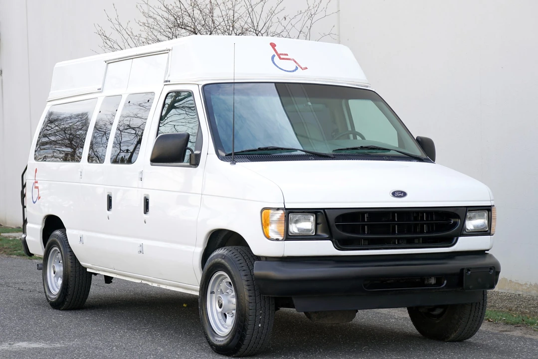 2002 Ford Econoline Van - Image 3 of 21