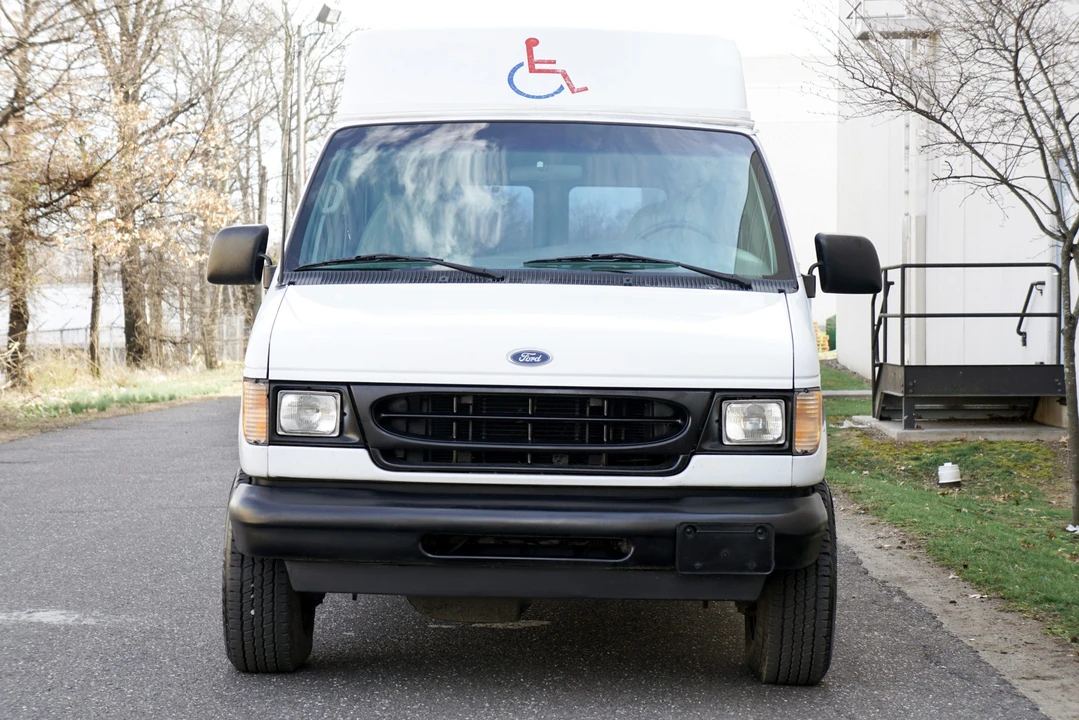 2002 Ford Econoline Van - Image 2 of 21