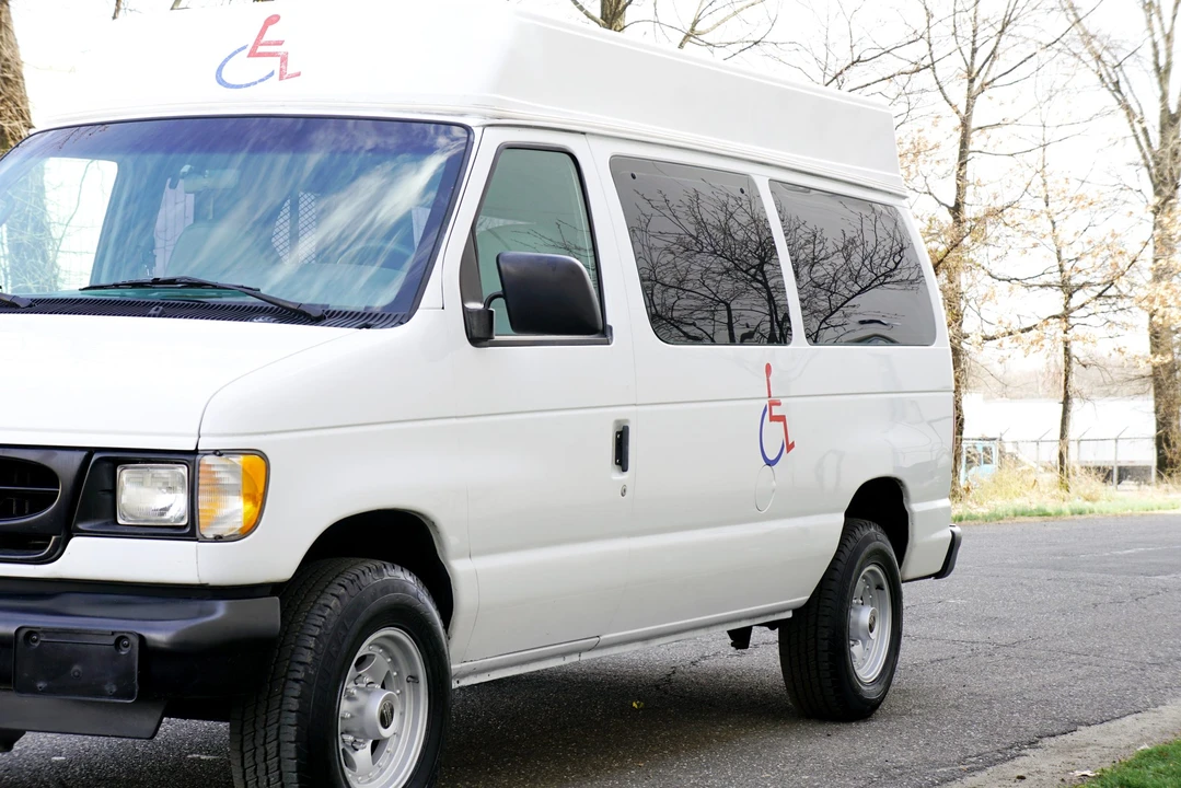 2002 Ford Econoline Van - Image 14 of 21