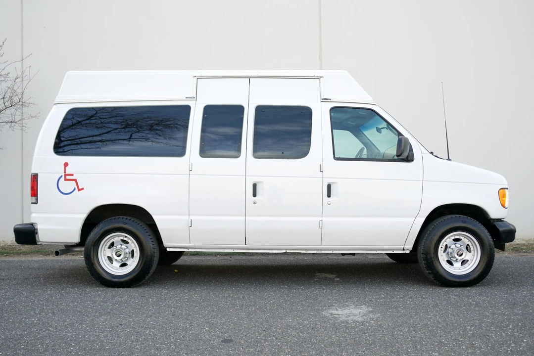 2002 Ford Econoline Van - Image 4 of 21