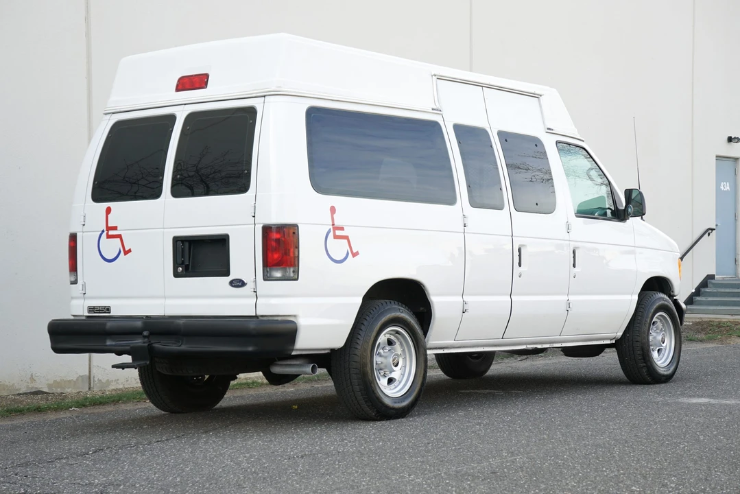2002 Ford Econoline Van - Image 5 of 21