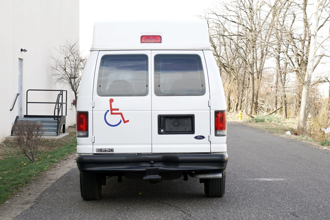 2002 Ford Econoline Van - Image 6 of 21