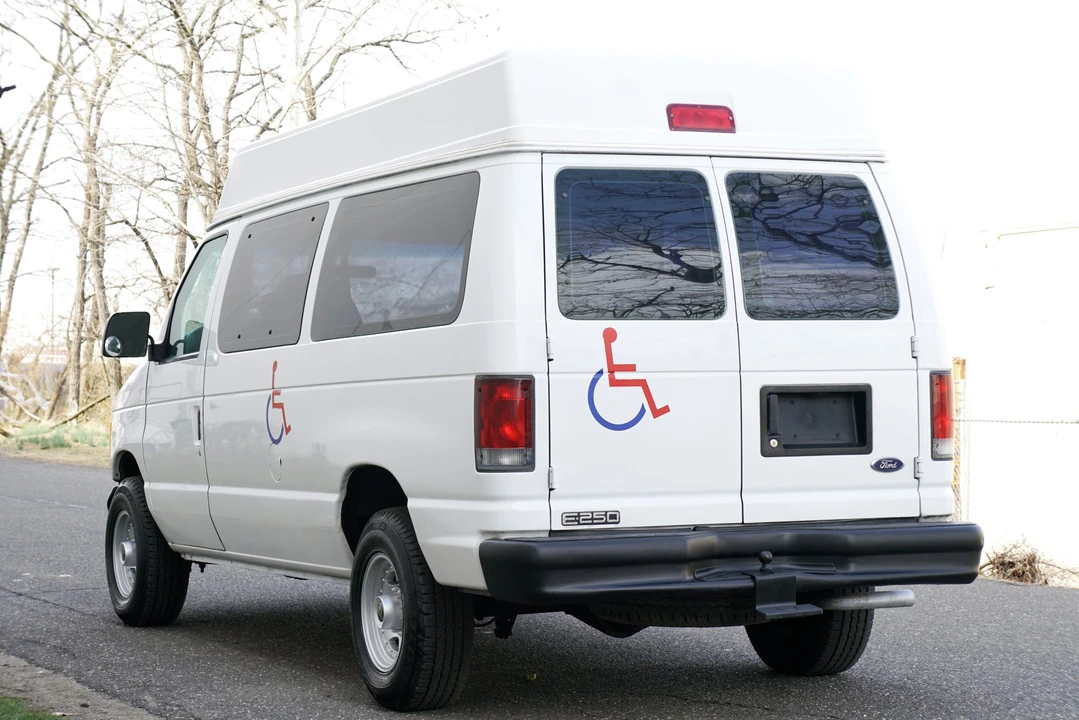 2002 Ford Econoline Van - Image 7 of 21