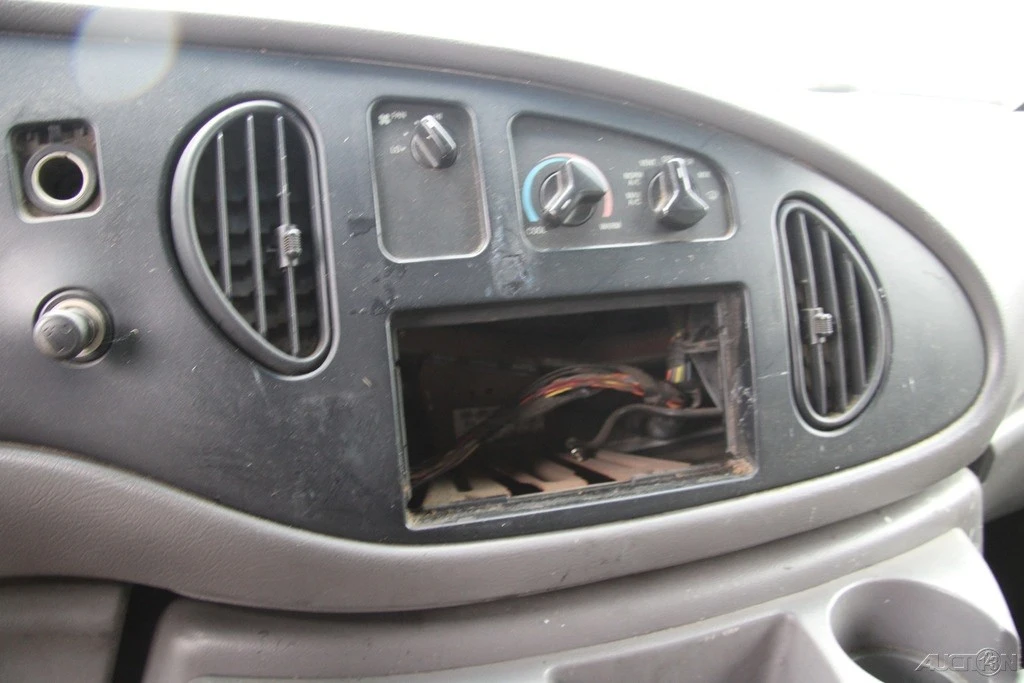2002 Ford Econoline Van - Image 17 of 21