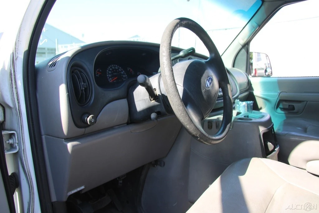 2002 Ford Econoline Van - Image 13 of 21