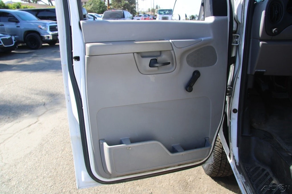 2002 Ford Econoline Van - Image 11 of 21