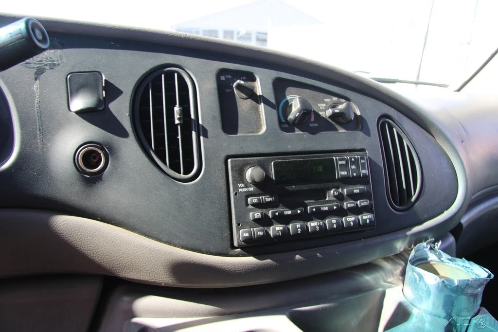 2002 Ford Econoline Van - Image 16 of 21