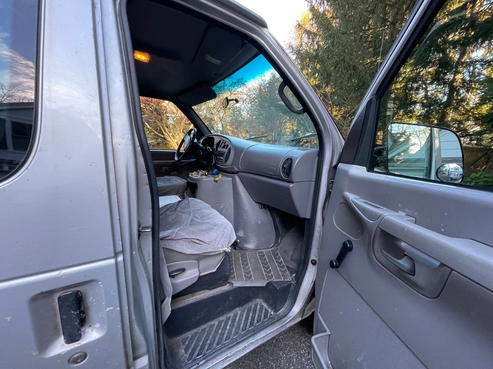 2002 Ford Econoline Van - Image 16 of 21
