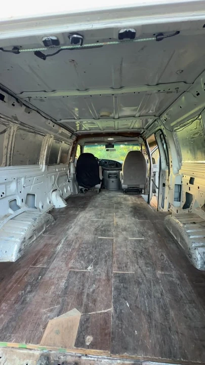 2002 Ford Econoline Van - Image 9 of 10