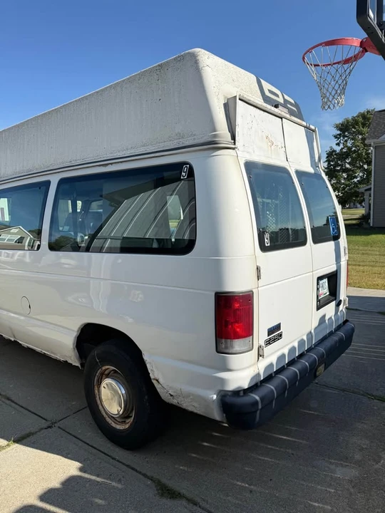 2002 Ford Econoline Van - Image 2 of 19