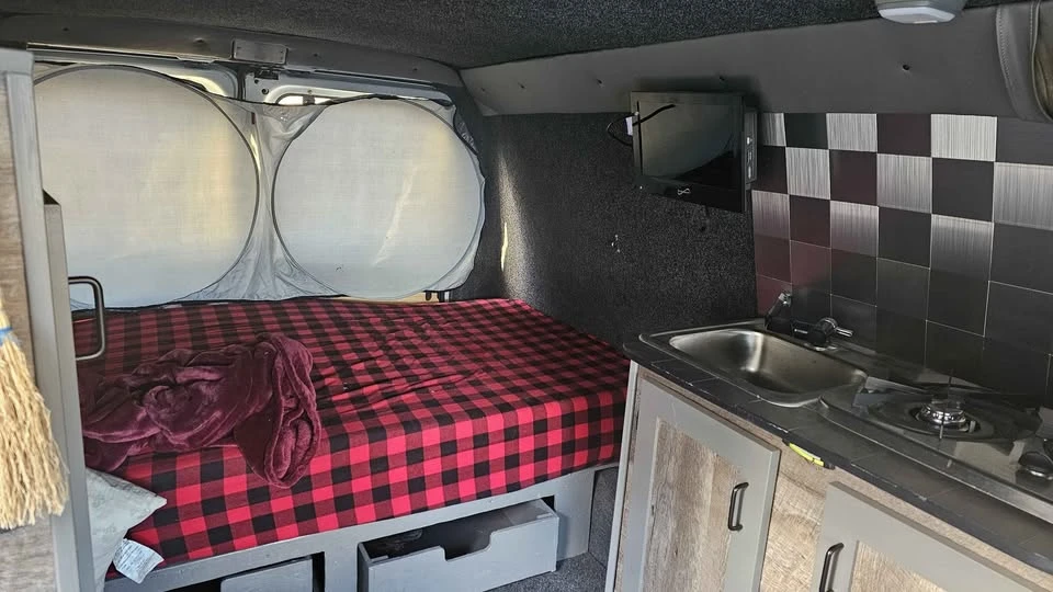 2002 Ford Econoline Van - Image 2 of 4