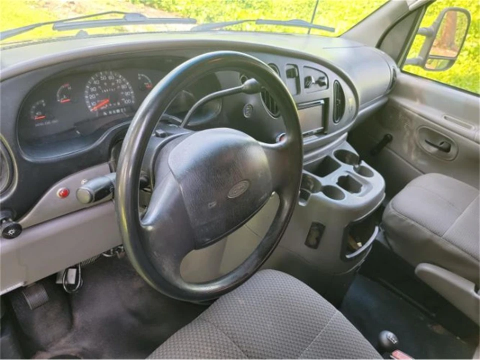2002 Ford Econoline Van - Image 11 of 24