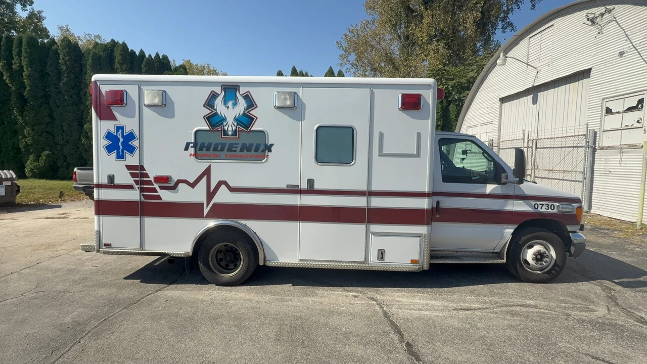 2002 Ford Econoline Van - Image 2 of 17