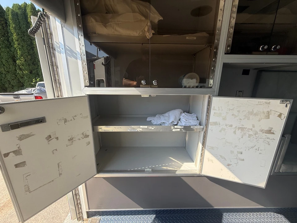 2002 Ford Econoline Van - Image 10 of 17