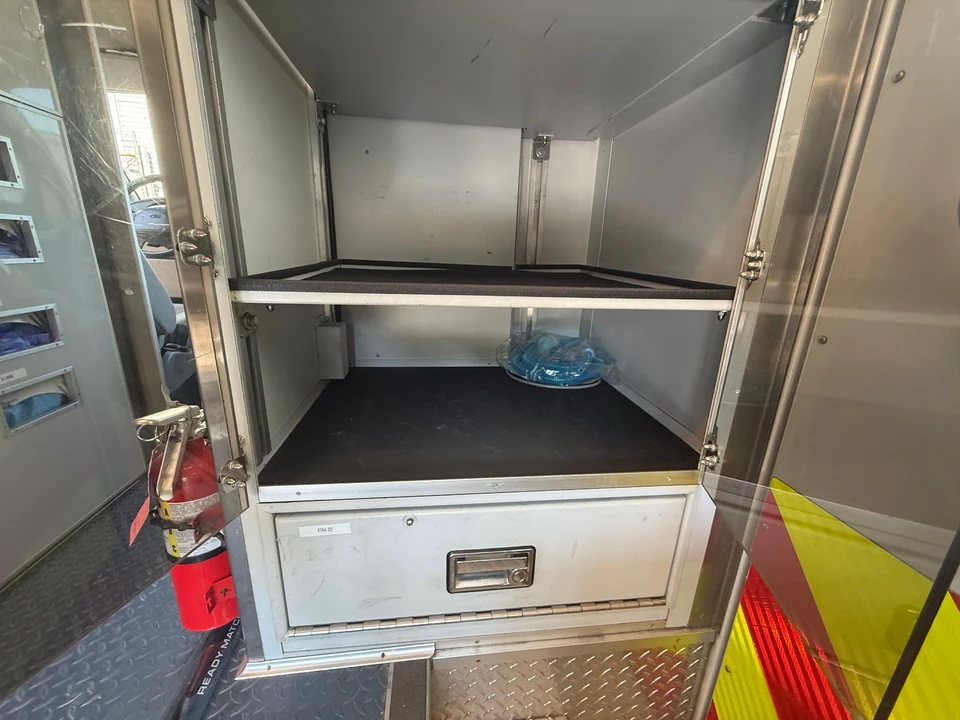 2002 Ford Econoline Van - Image 16 of 17