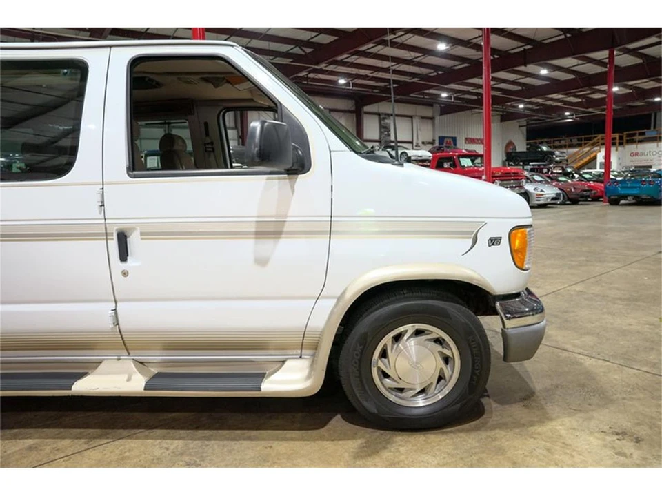 2002 Ford Econoline Van - Image 11 of 31