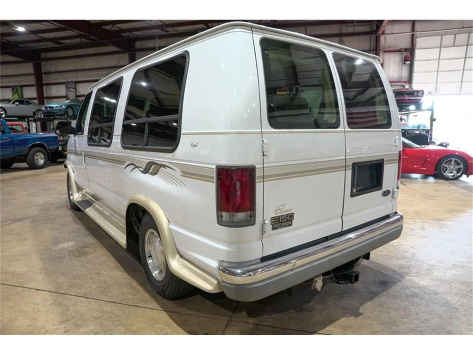 2002 Ford Econoline Van - Image 6 of 31