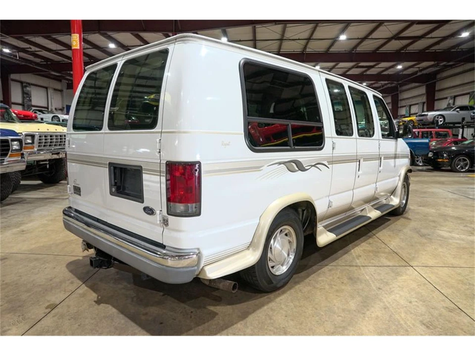 2002 Ford Econoline Van - Image 8 of 31