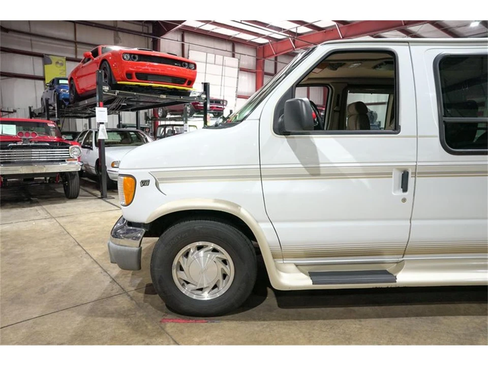 2002 Ford Econoline Van - Image 3 of 31