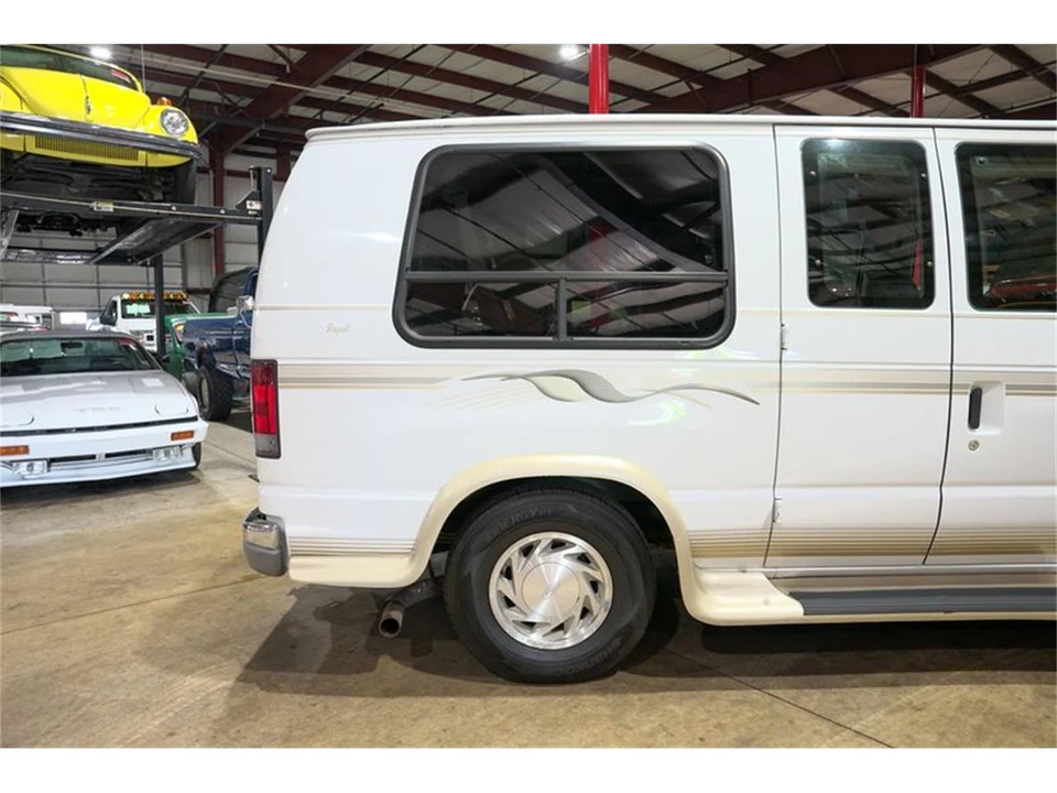 2002 Ford Econoline Van - Image 9 of 31
