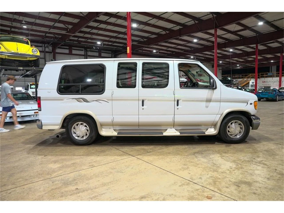 2002 Ford Econoline Van - Image 10 of 31
