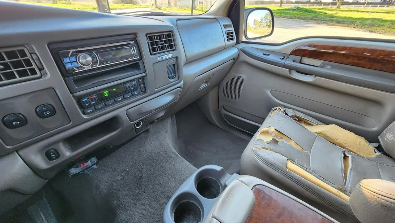 2002 Ford Excursion - Image 24 of 31