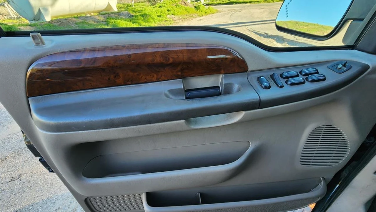 2002 Ford Excursion - Image 25 of 31