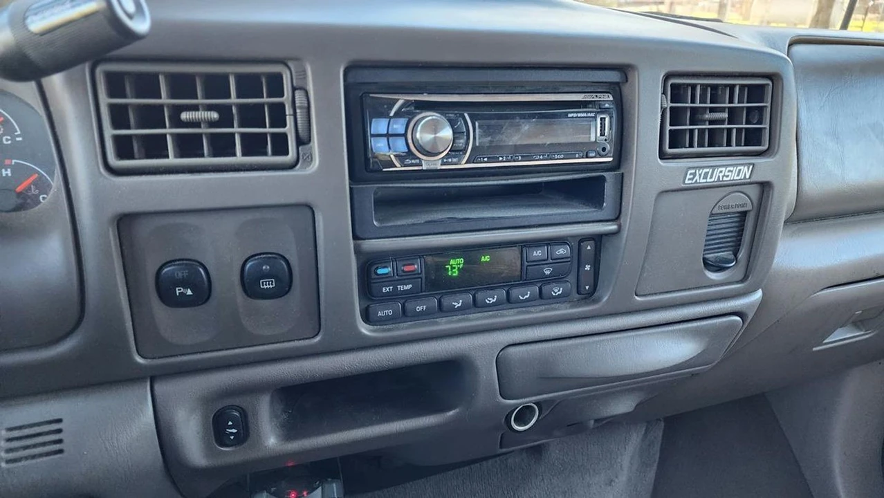 2002 Ford Excursion - Image 23 of 31