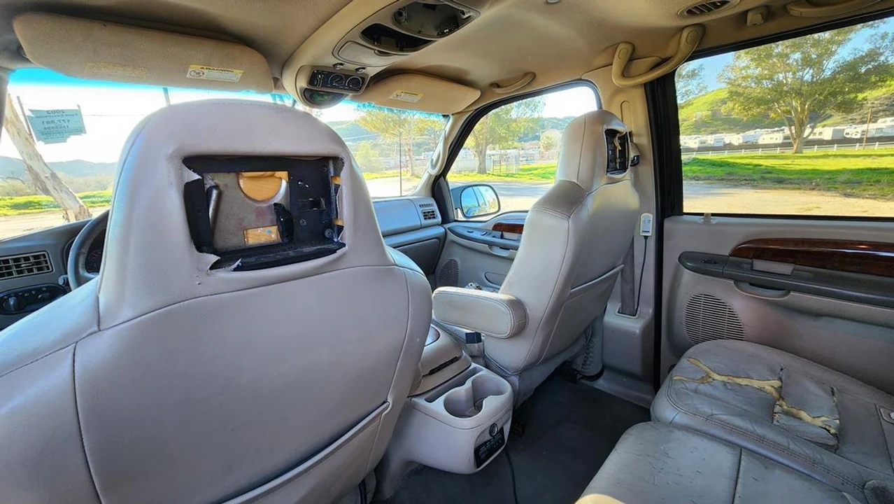 2002 Ford Excursion - Image 28 of 31