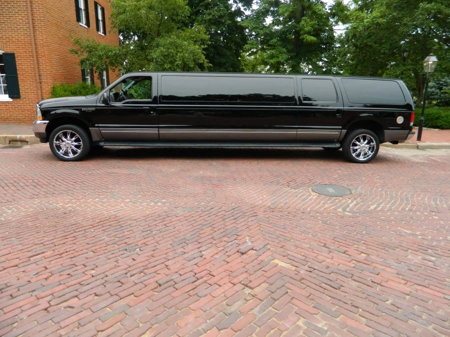 2002 Ford Excursion - Image 2 of 10