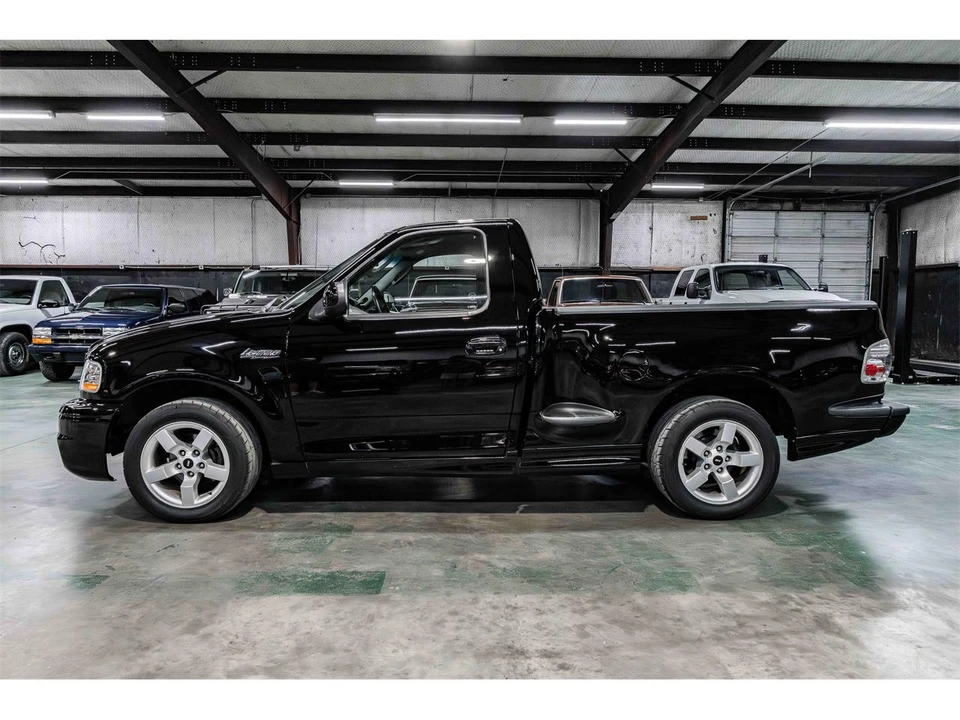 2002 Ford F-150 SVT Lightning 10th Gen - Image 2 of 21