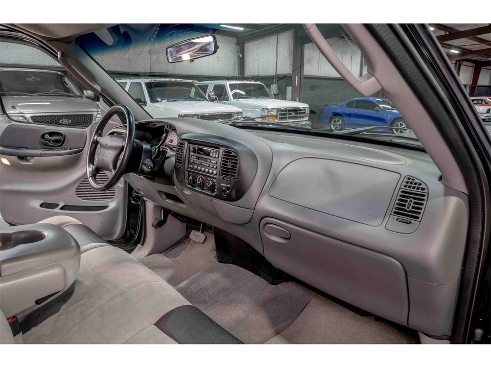 2002 Ford F-150 SVT Lightning 10th Gen - Image 17 of 21