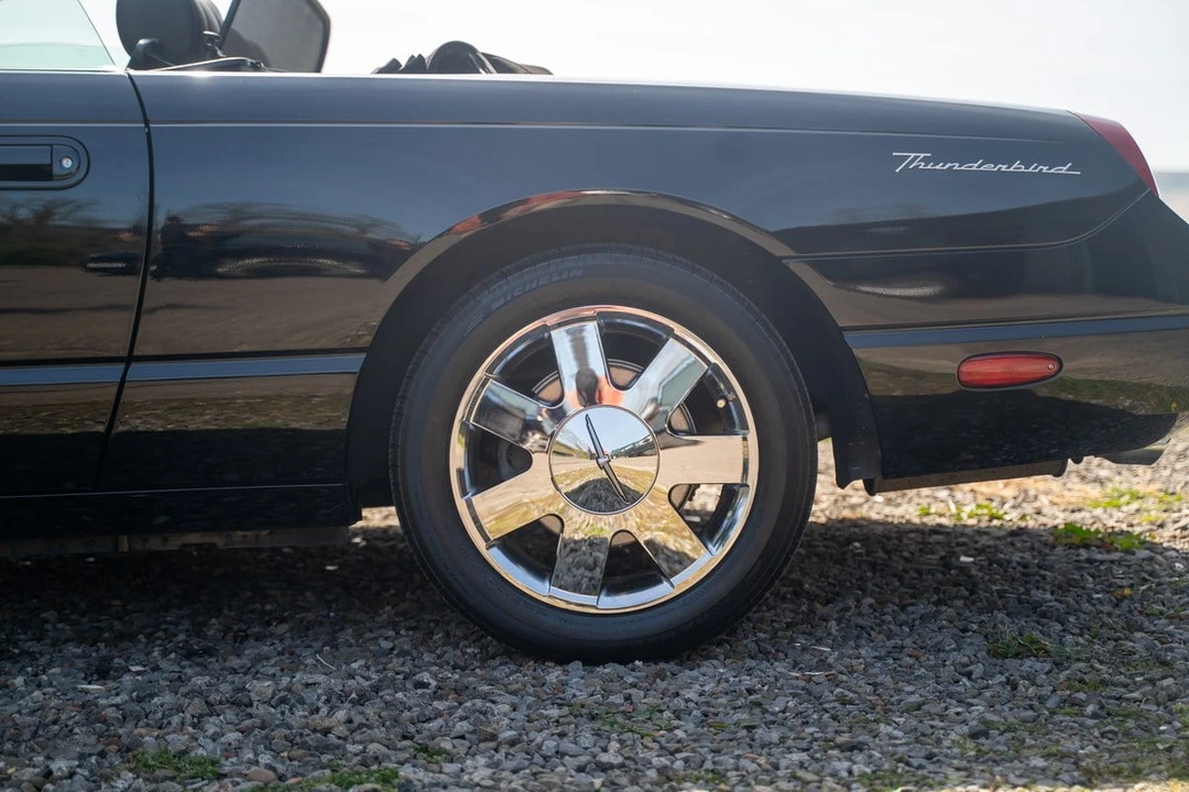 2002 Ford Thunderbird 11th Gen - Image 19 of 30