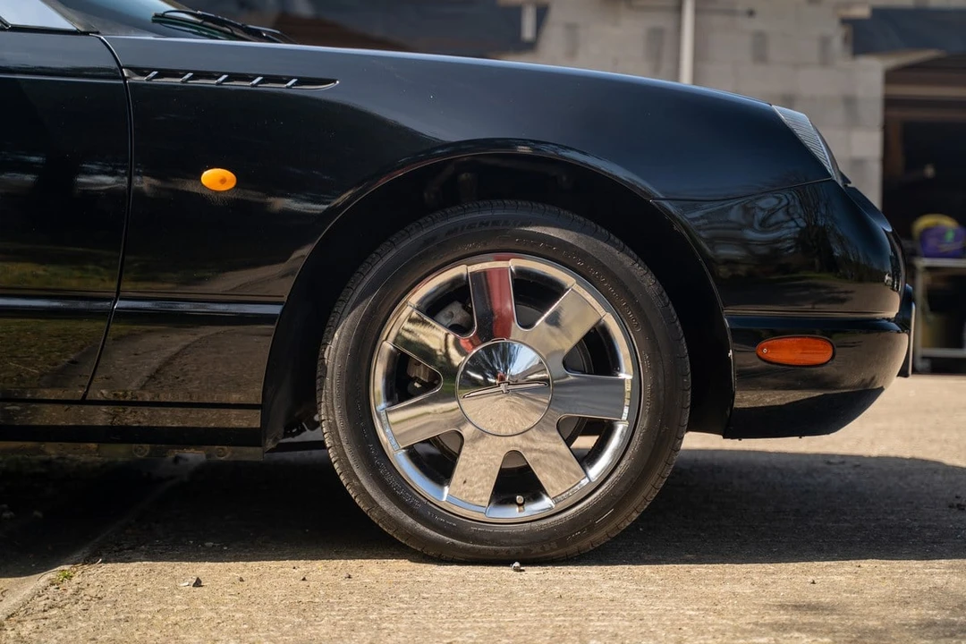 2002 Ford Thunderbird 11th Gen - Image 17 of 30